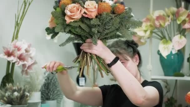 플로 리스트의 작품이지. 꽃다발을 만드는 모습 — 비디오
