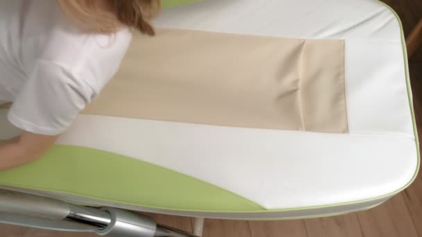 Eine Frau liegt auf einem Massagebett. — Stockvideo