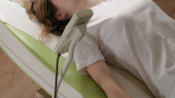 Een vrouw ligt op een massage elektronisch bed. — Stockvideo