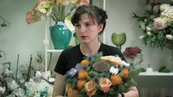 El trabajo de la floristería. Componiendo un ramo — Vídeos de Stock