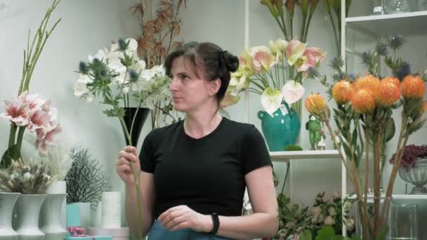 Praca kwiaciarni. Tworzenie bukietu — Wideo stockowe
