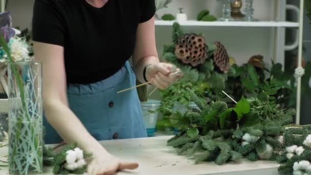 O trabalho da florista. Compondo um buquê — Vídeo de Stock