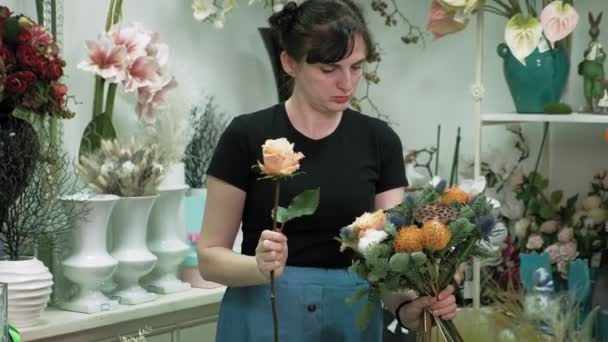 El trabajo de la floristería. Componiendo un ramo — Vídeo de stock