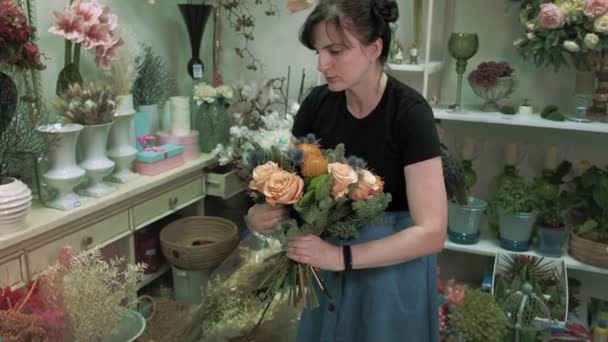 O trabalho da florista. Compondo um buquê — Vídeo de Stock