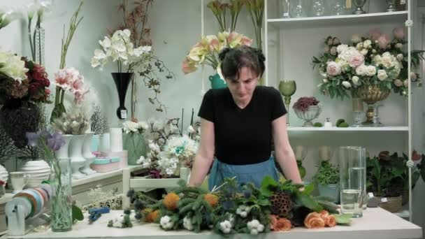 O trabalho da florista. Compondo um buquê — Vídeo de Stock