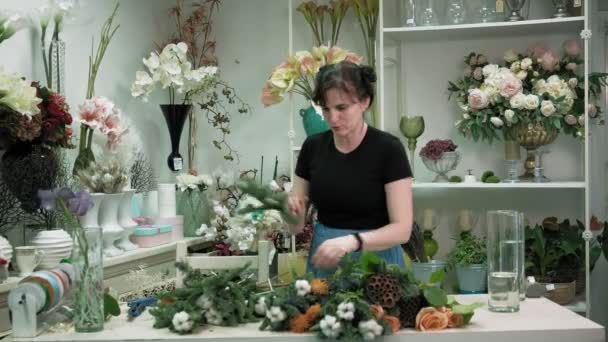 Blomsterhandlarens verk. Att komponera en bukett — Stockvideo