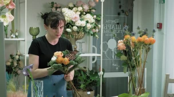 Le travail du fleuriste. Composition d'un bouquet — Video