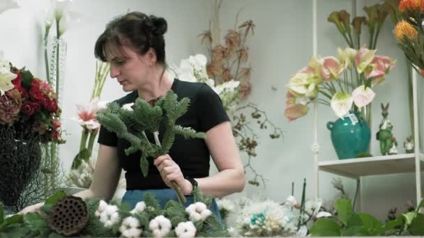 Praca kwiaciarni. Tworzenie bukietu — Wideo stockowe