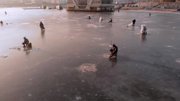 Pêche d'hiver. vidéo aérienne — Video