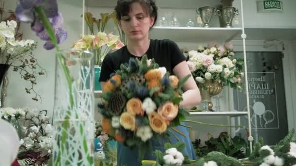 Het werk van de bloemist. Samenstellen van een boeket — Stockvideo