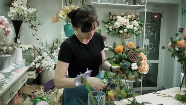 El trabajo de la floristería. Componiendo un ramo — Vídeo de stock