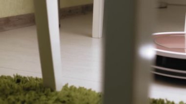 Robot bir elektrik süpürgesinin işi. Modern teknolojiler