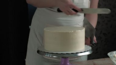 Çikolatalı pasta yapıyorum. Şekerleme işi.