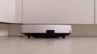 Robot bir elektrik süpürgesinin işi. Modern teknolojiler