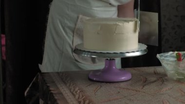 Çikolatalı pasta yapıyorum. Şekerleme işi.