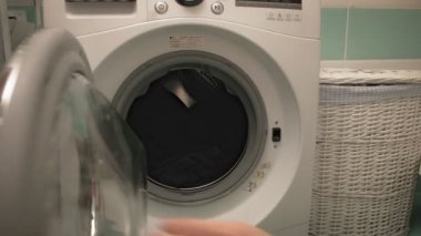 Çamaşırları yıkamadan önce yıkayan bir kadın.