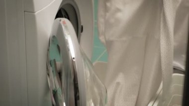 Çamaşırları yıkamadan önce yıkayan bir kadın.