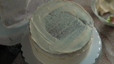 Çikolatalı pasta yapıyorum. Şekerleme işi.