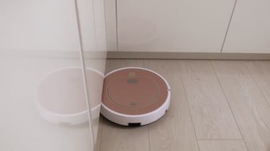 Robot bir elektrik süpürgesinin işi. Modern teknolojiler
