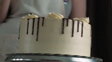 Çikolatalı pasta yapıyorum. Şekerleme işi.