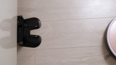 Robot bir elektrik süpürgesinin işi. Modern teknolojiler