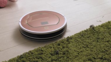 Robot bir elektrik süpürgesinin işi. Modern teknolojiler