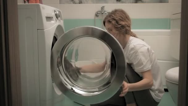 Een vrouw sorteert was voor het wassen. — Stockvideo