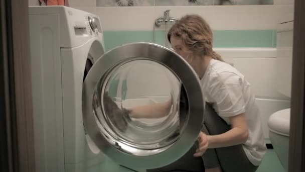 A woman sorts laundry before washing. — Stock Video