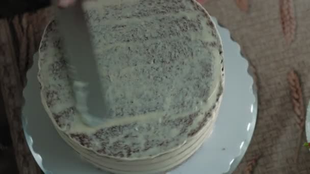 チョコレートケーキを作る。囚人の仕事 — ストック動画