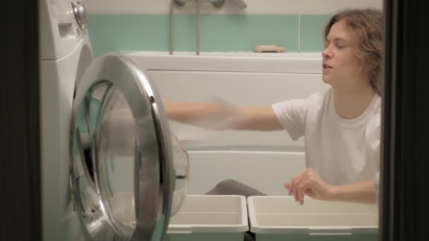 Uma mulher classifica a roupa antes de lavar . — Vídeo de Stock