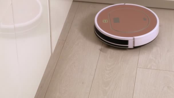 Le travail d'un robot aspirateur. Technologies modernes — Video