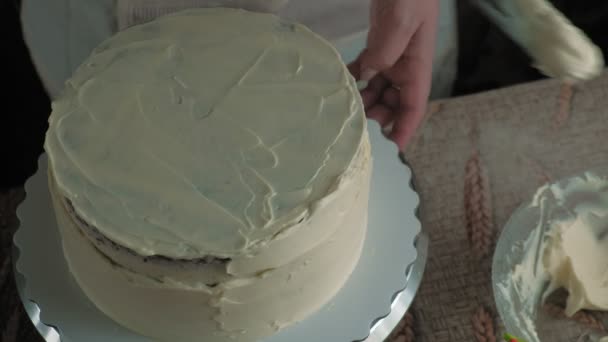 A fazer um bolo de chocolate. Trabalhos de confeitaria — Vídeo de Stock