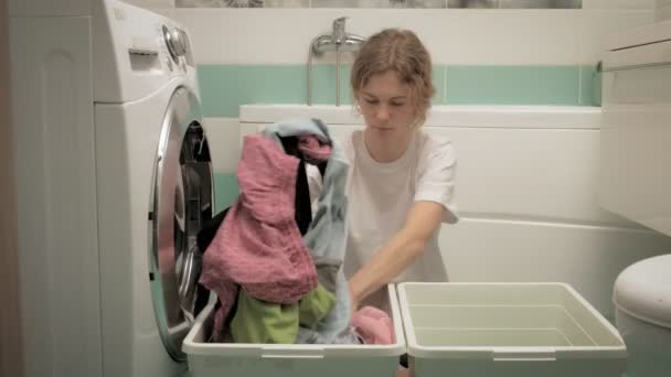 Een vrouw sorteert was voor het wassen. — Stockvideo