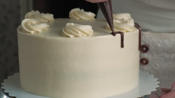 A fazer um bolo de chocolate. Trabalhos de confeitaria — Vídeo de Stock