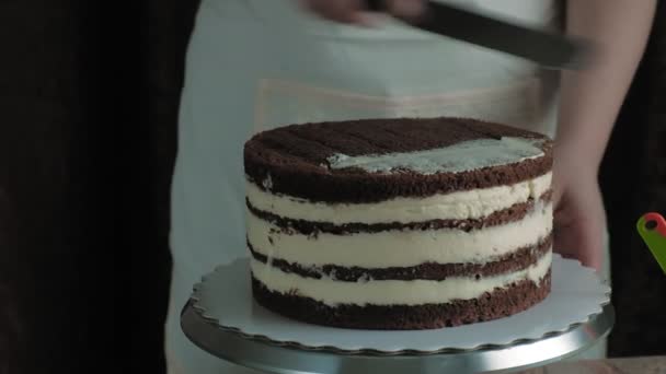 Göra en chokladtårta. Konfektyrarbete — Stockvideo