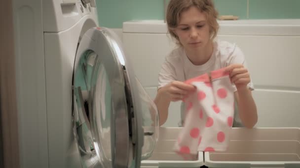 Een vrouw sorteert was voor het wassen. — Stockvideo