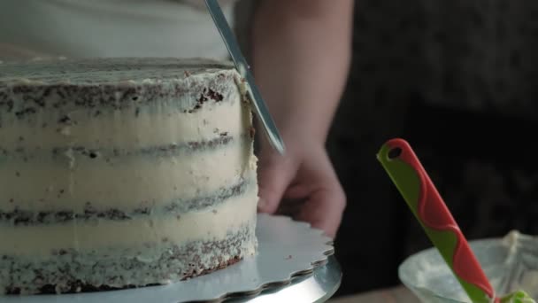 チョコレートケーキを作る。囚人の仕事 — ストック動画