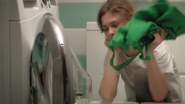 Uma mulher classifica a roupa antes de lavar . — Vídeo de Stock