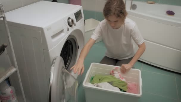 Una mujer ordena la ropa antes de lavar . — Vídeo de stock