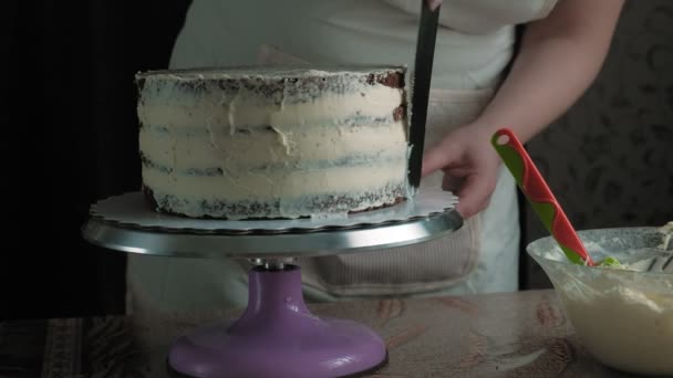Haciendo un pastel de chocolate. Trabajos de confitería — Vídeo de stock