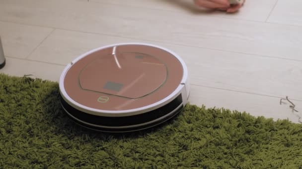 The work of a robot vacuum cleaner. Modern technologies — Stock Video