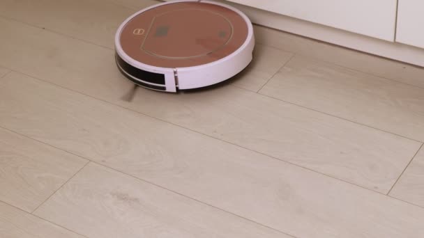 Le travail d'un robot aspirateur. Technologies modernes — Video