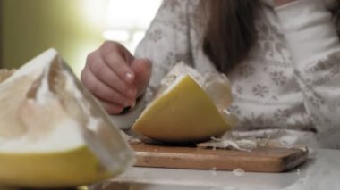 İki kız kardeş pomelo yiyor.