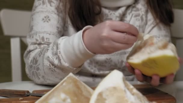 Dos hermanas comiendo pomelo — Vídeo de stock