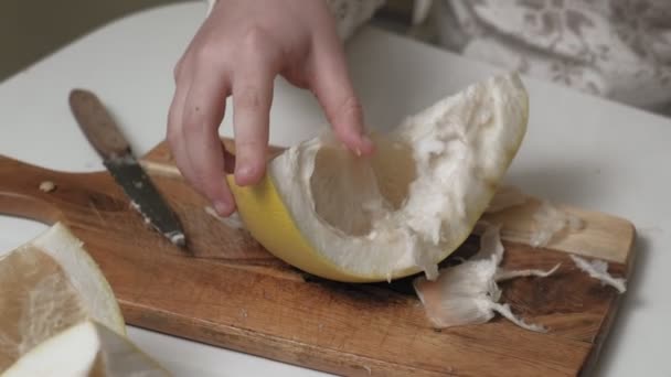 Twee zussen die pomelo fruit eten — Stockvideo