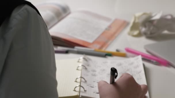 Adolescente dans un uniforme scolaire fait des devoirs — Video