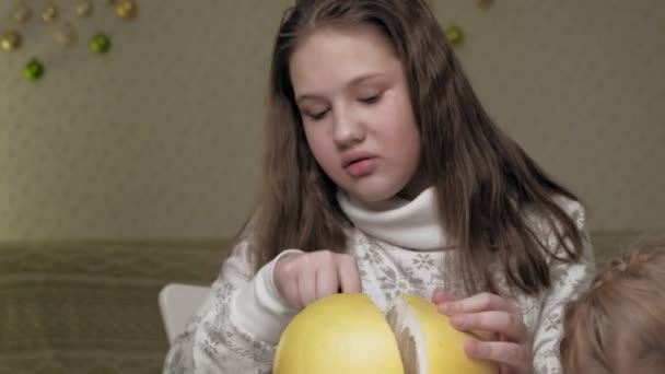 Two sisters eating pomelo fruit — Stock Video