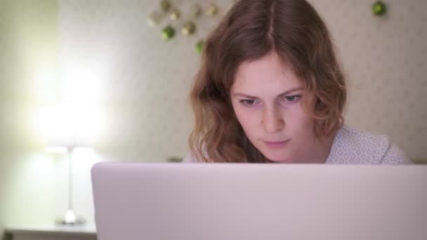 Eine junge Frau arbeitet zu Hause am Computer. — Stockvideo