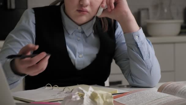 Teenage dívka ve školní uniformě dělá domácí úkol — Stock video