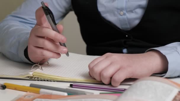 Ragazza adolescente in uniforme scolastica fa i compiti a casa — Video Stock